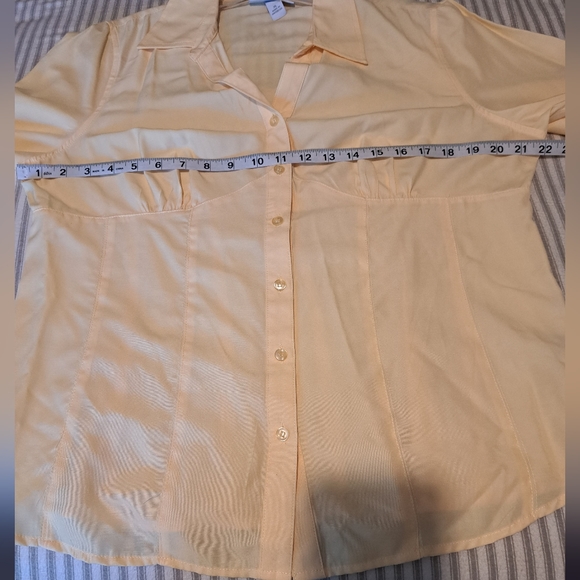 Dressbarn button down shirt. Light yellow and Corset style - Picture 11 of 13